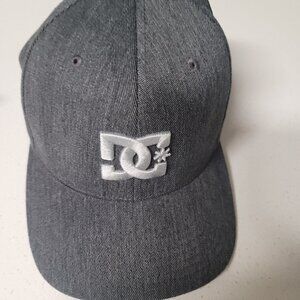 DC Shoes FlexFit Embroidered Logo Cap Hat Gray Fits S/M Great Condition